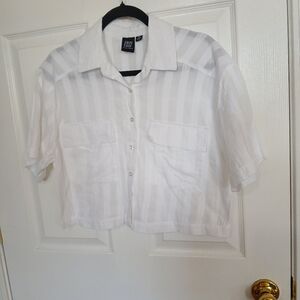 Dizzy Lizzy White Short Sleeve Button-Up Shirt Boxy Cropped Preppy Academia SzM